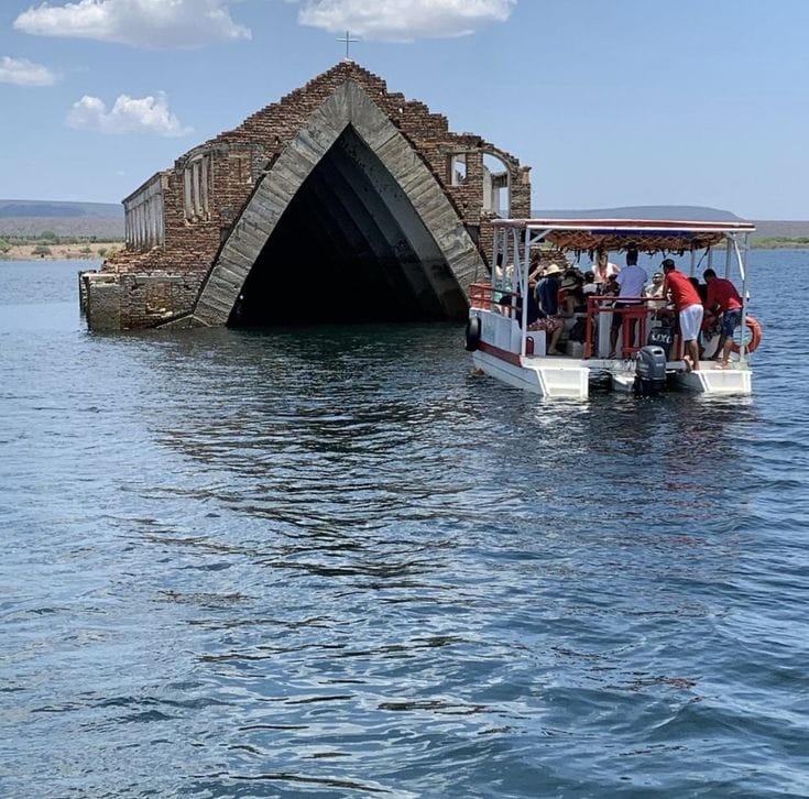Catamarã junto à fachada da Igreja Submersa