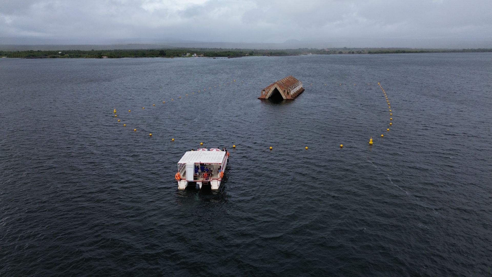 Catamarã e Igreja Submersa no lago de Itaparica