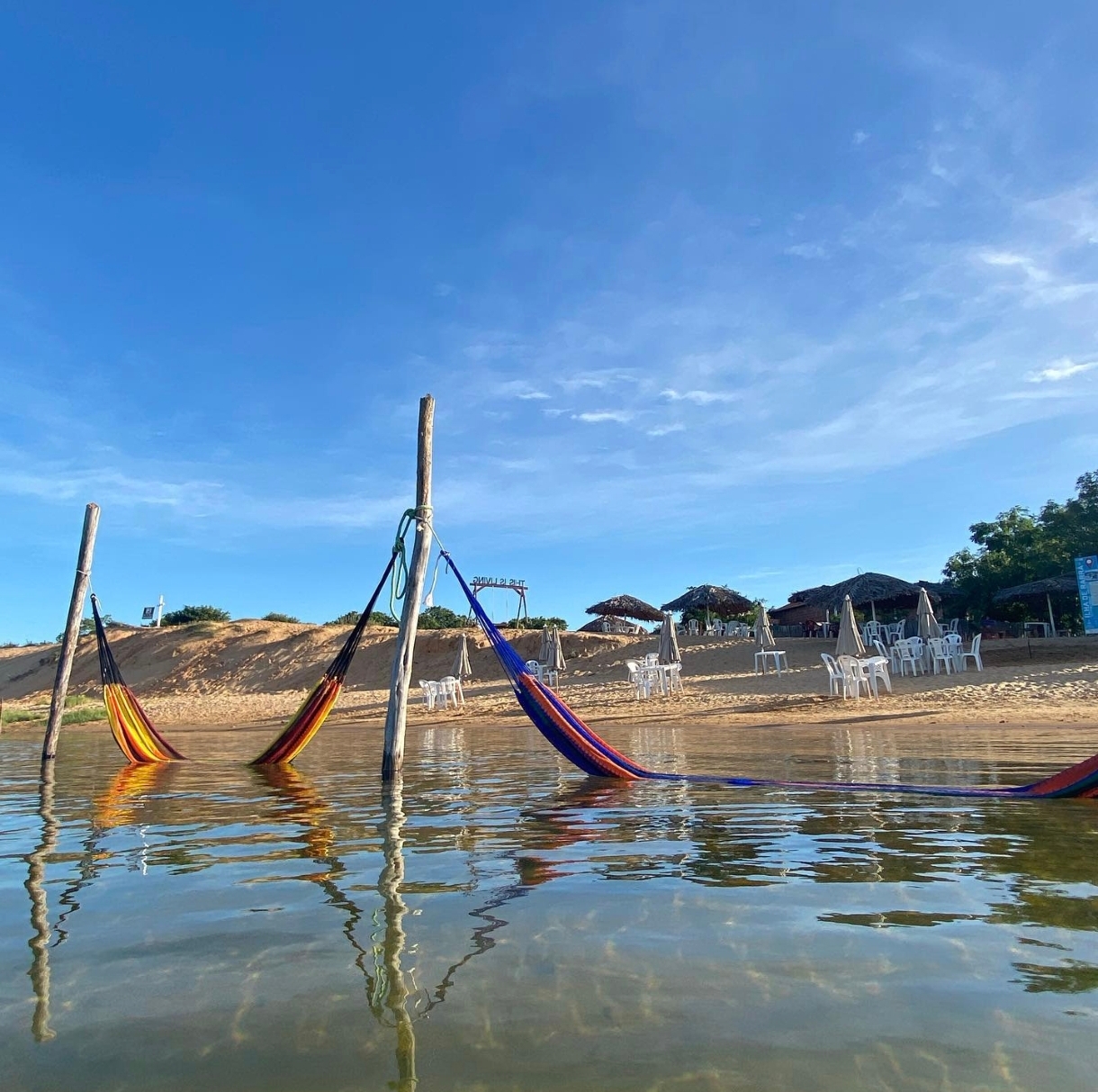 Redes coloridas sobre a água na Ilha de Rarrá